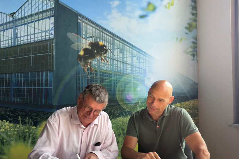 رجلان يوقعان اتفاقية على طاولة