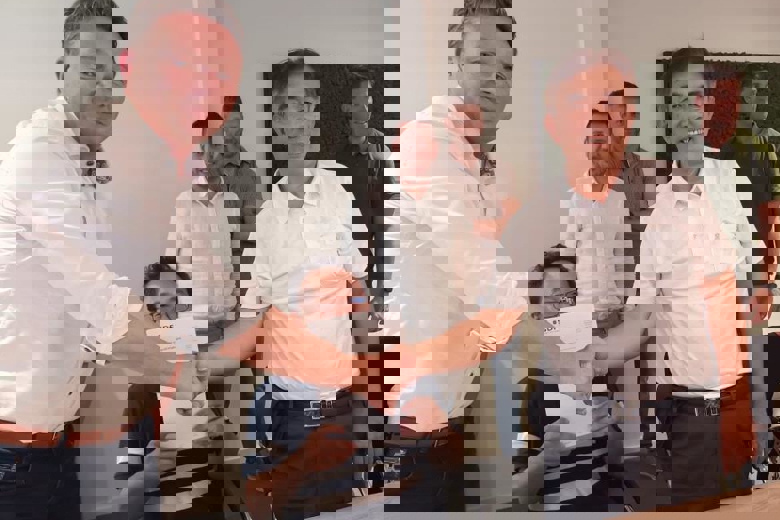 رجلان يتصافحان